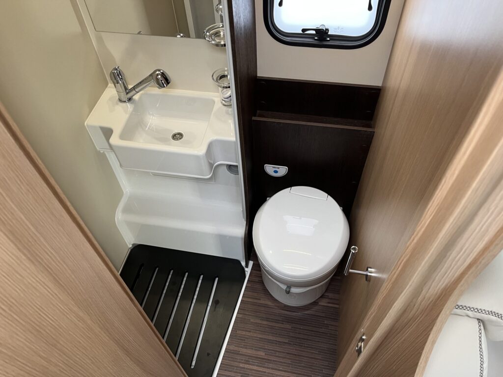Wohnmobil Dusche und Toilette in kleinem Bad